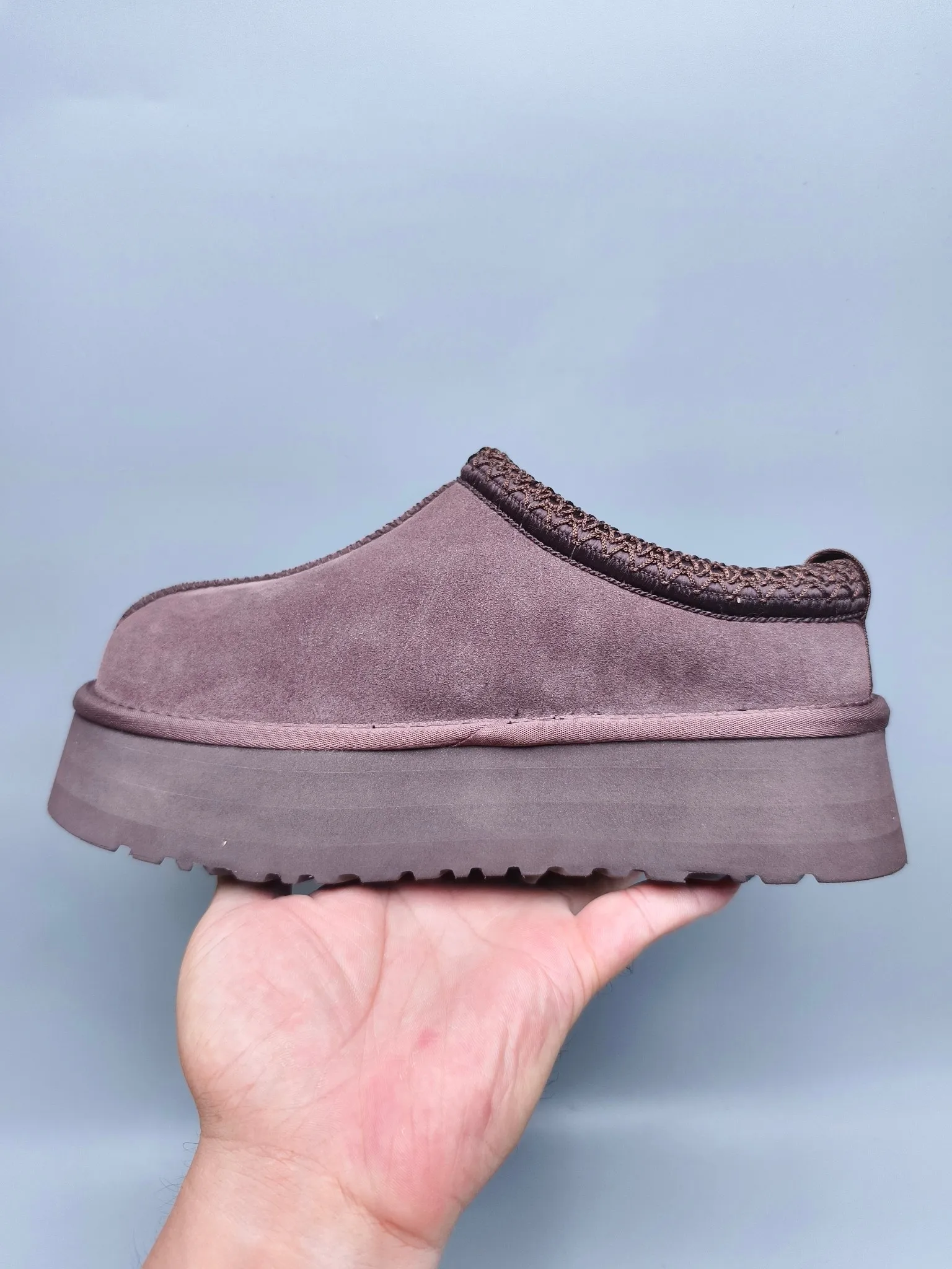 💰440 UGG sheepskin all-in-one snow boots 2553 co-branded national trend style thick-soled one-leg women’s snow boots🐾~ 🍭 A co-branded trendy item launched with well-known designer brands Feng Chen Wang and TELFAR. Zhou Dongyu & Wang Jiaer’s same style Fang Kete boots. The slip-on design makes it easy to put on and take off, and can be used indoors or outdoors. The exotic edging design is eye-catching, and it is definitely worth buying~ 🍭Material: cowhide➕sheep fur Outsole: rubber (light wing technology) 🍭Color: black, maroon, sand, dark green, light gray, chocolate, beige, walnut, brown, dark gray, red 🍭Number of codes: 35-42